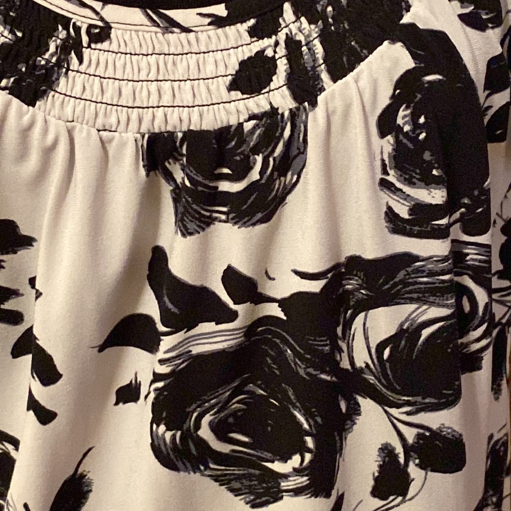 Ladies Blouse, Black & White, short sleeve, floral stretchy EUC Petite Large - Picture 2 of 5